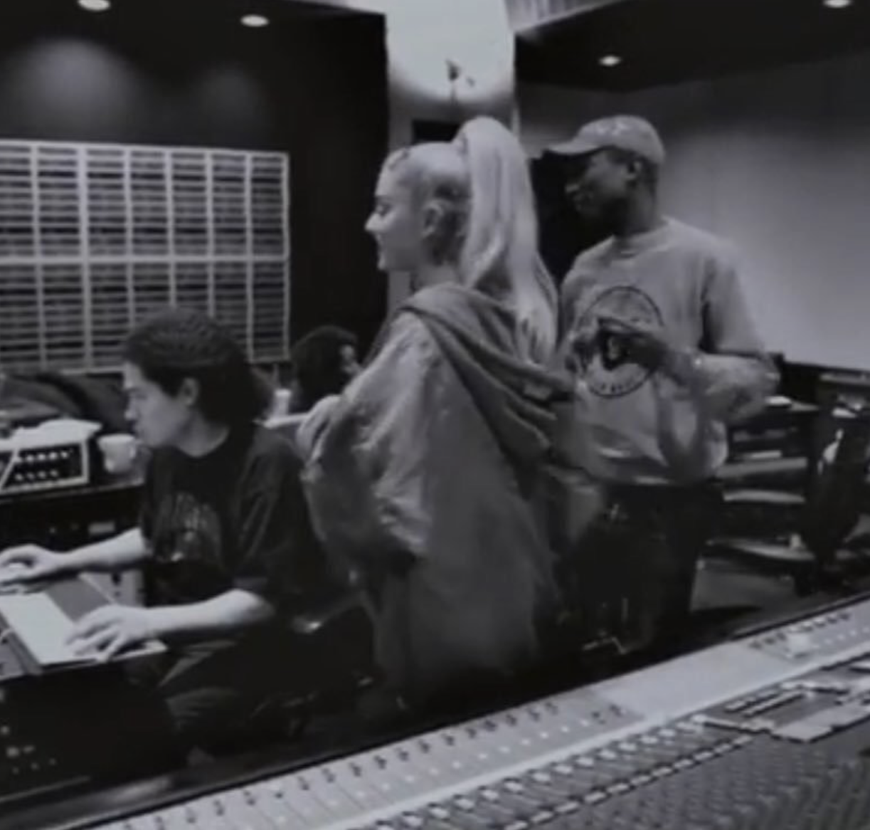 Millionés Ariana Pharrell.png